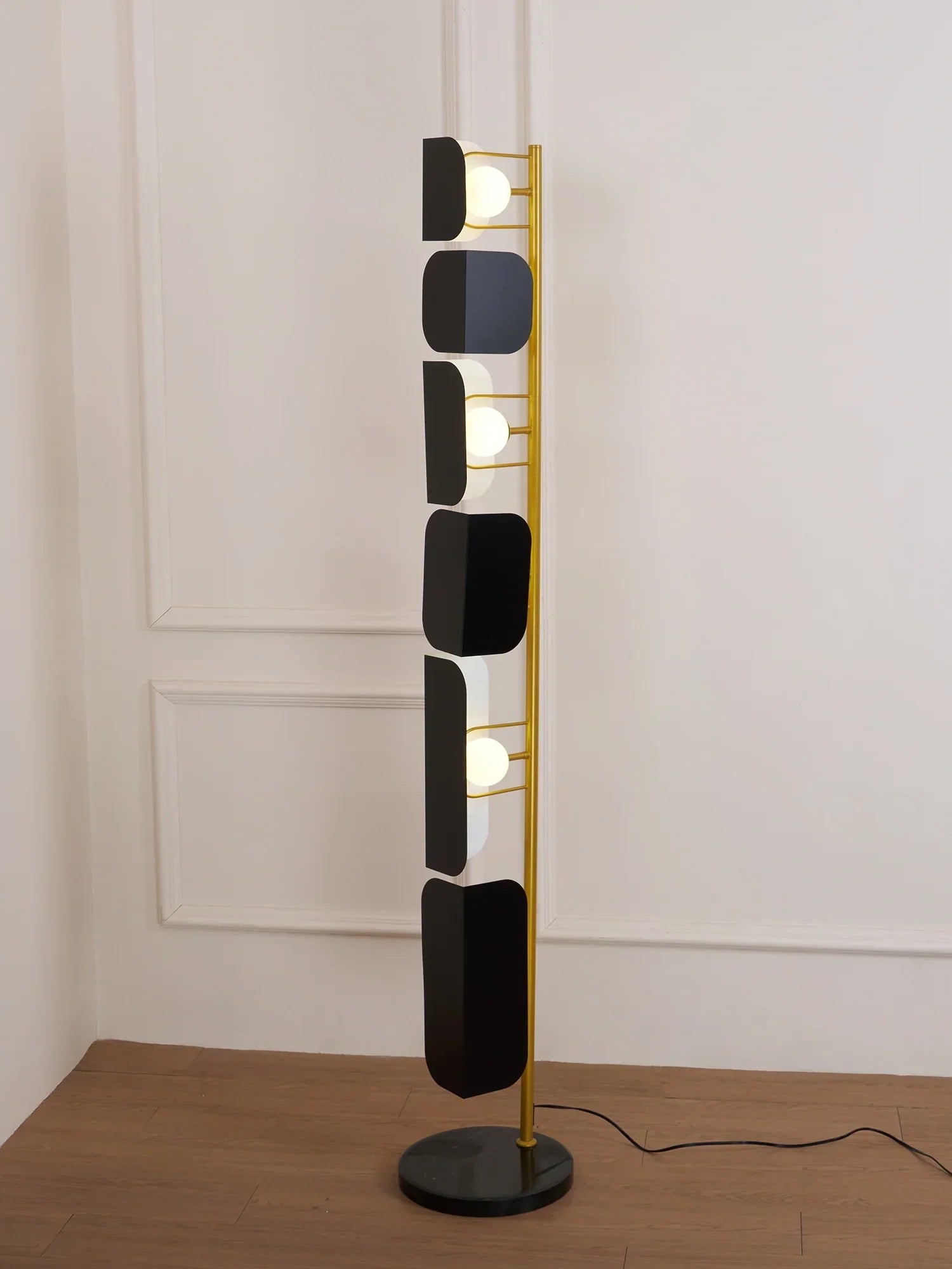 Leagan Floor Lamp - NexioPick