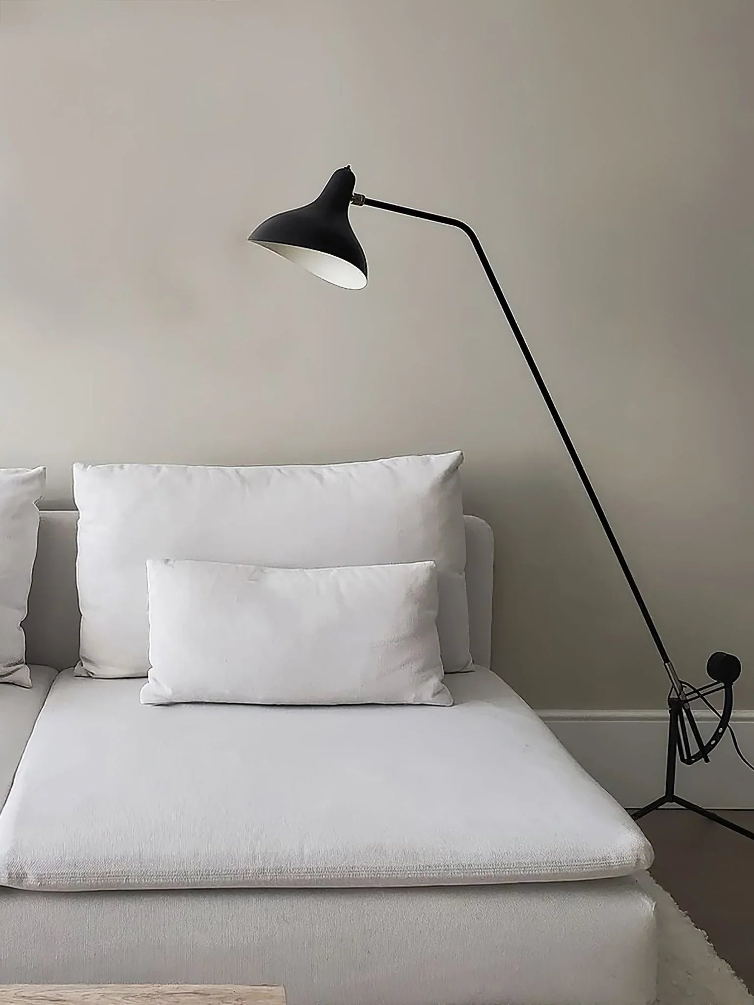 Mantis Arm Floor Lamp - NexioPick