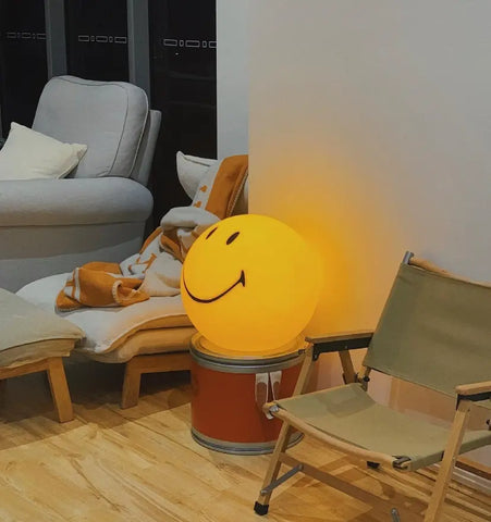 Smiling Table Lamp - NexioPick