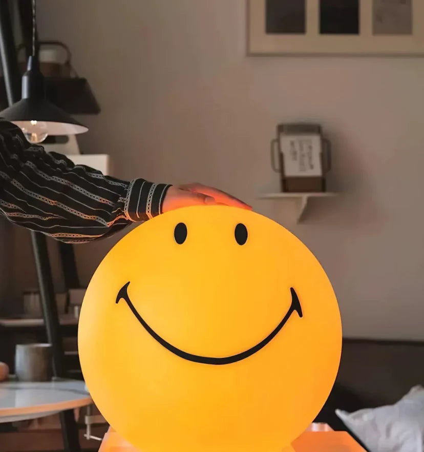 Smiling Table Lamp - NexioPick