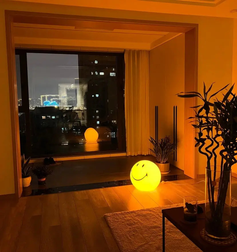 Smiling Table Lamp - NexioPick