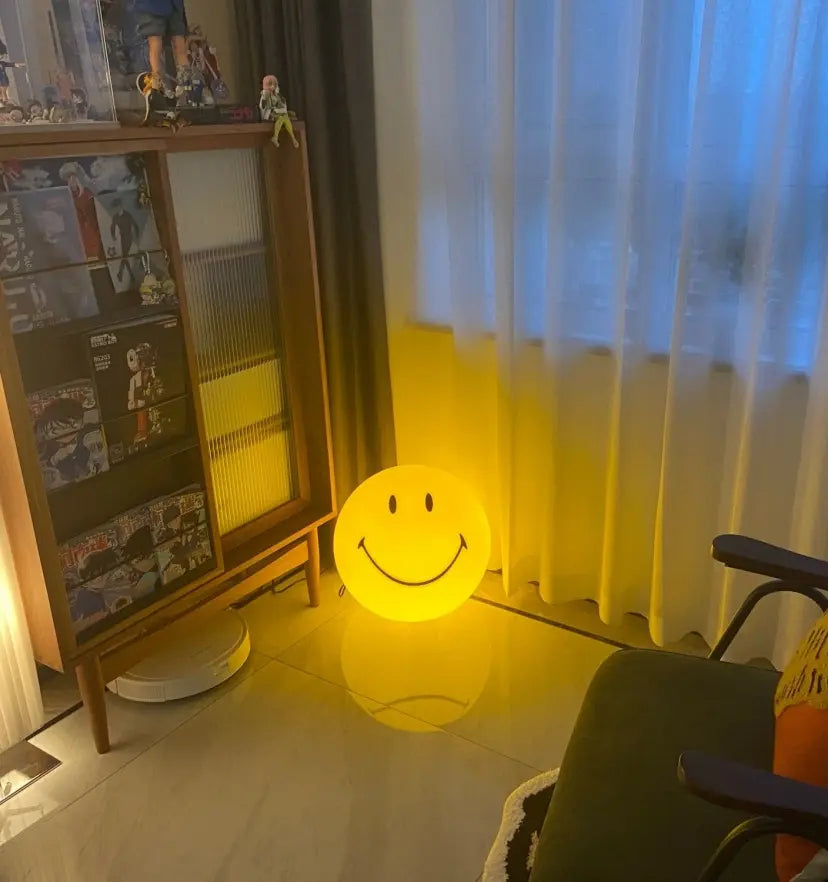 Smiling Table Lamp - NexioPick
