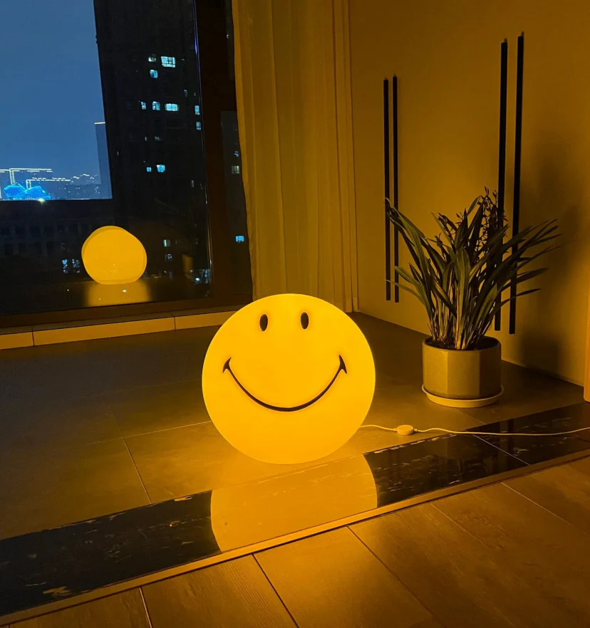 Smiling Table Lamp - NexioPick