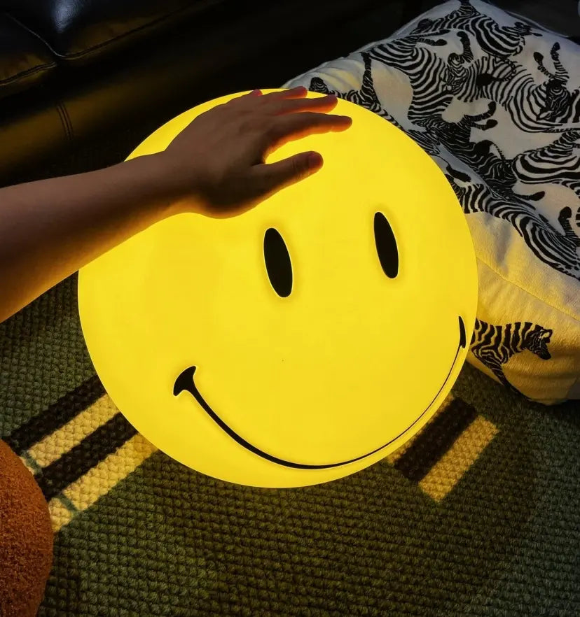 Smiling Table Lamp - NexioPick