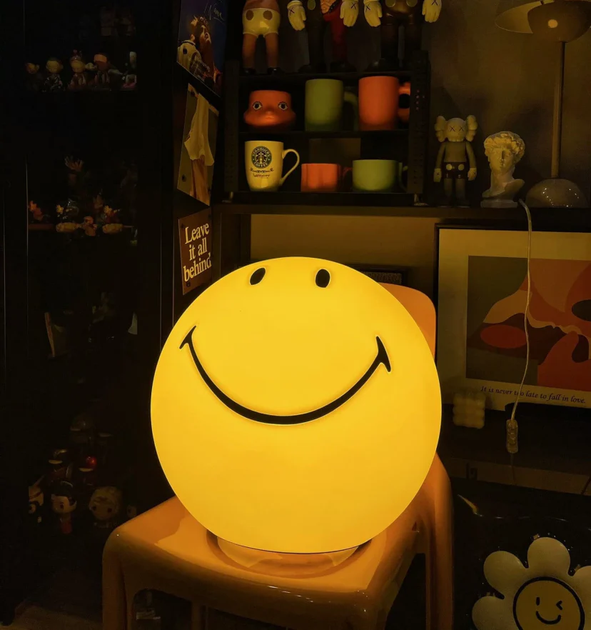 Smiling Table Lamp - NexioPick