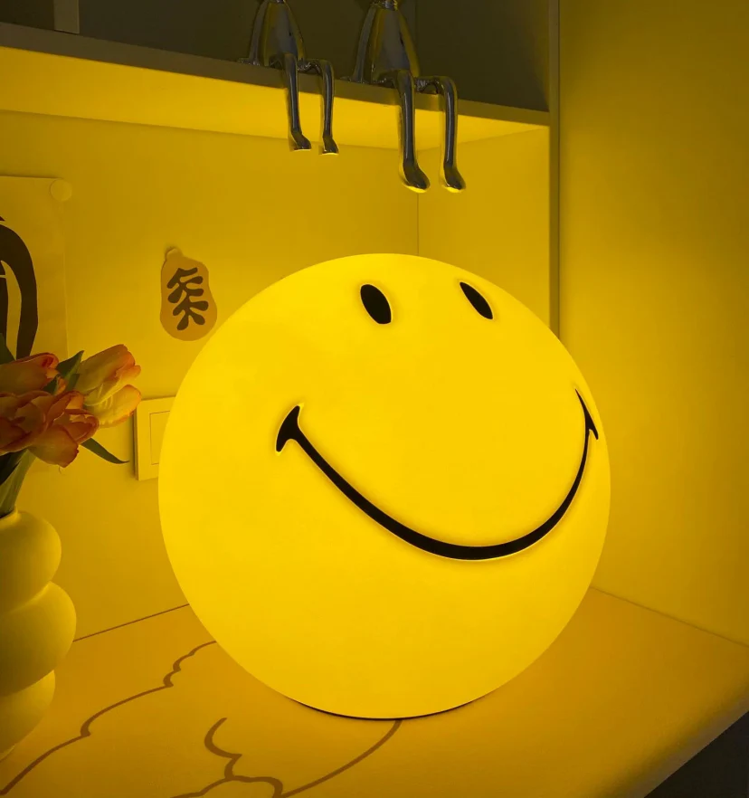 Smiling Table Lamp - NexioPick