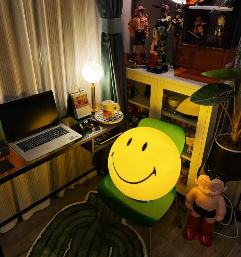 Smiling Table Lamp - NexioPick