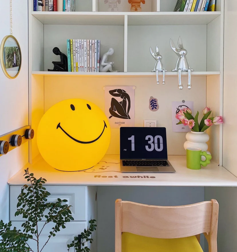 Smiling Table Lamp - NexioPick