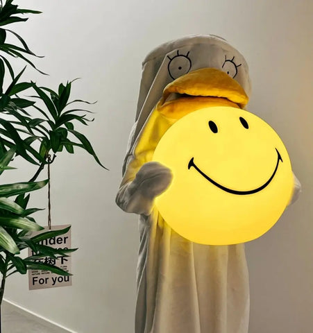 Smiling Table Lamp - NexioPick