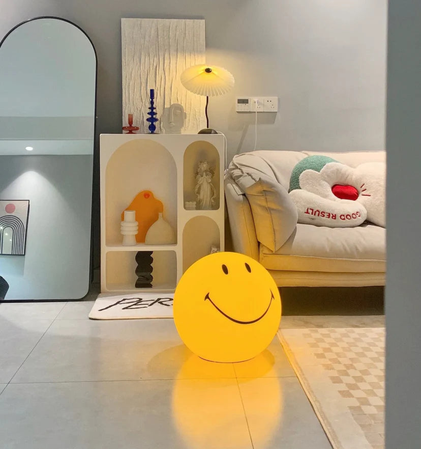 Smiling Table Lamp - NexioPick