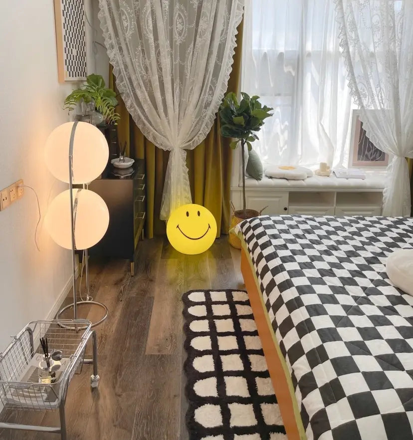 Smiling Table Lamp - NexioPick