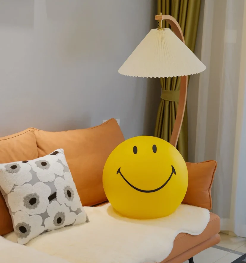 Smiling Table Lamp - NexioPick