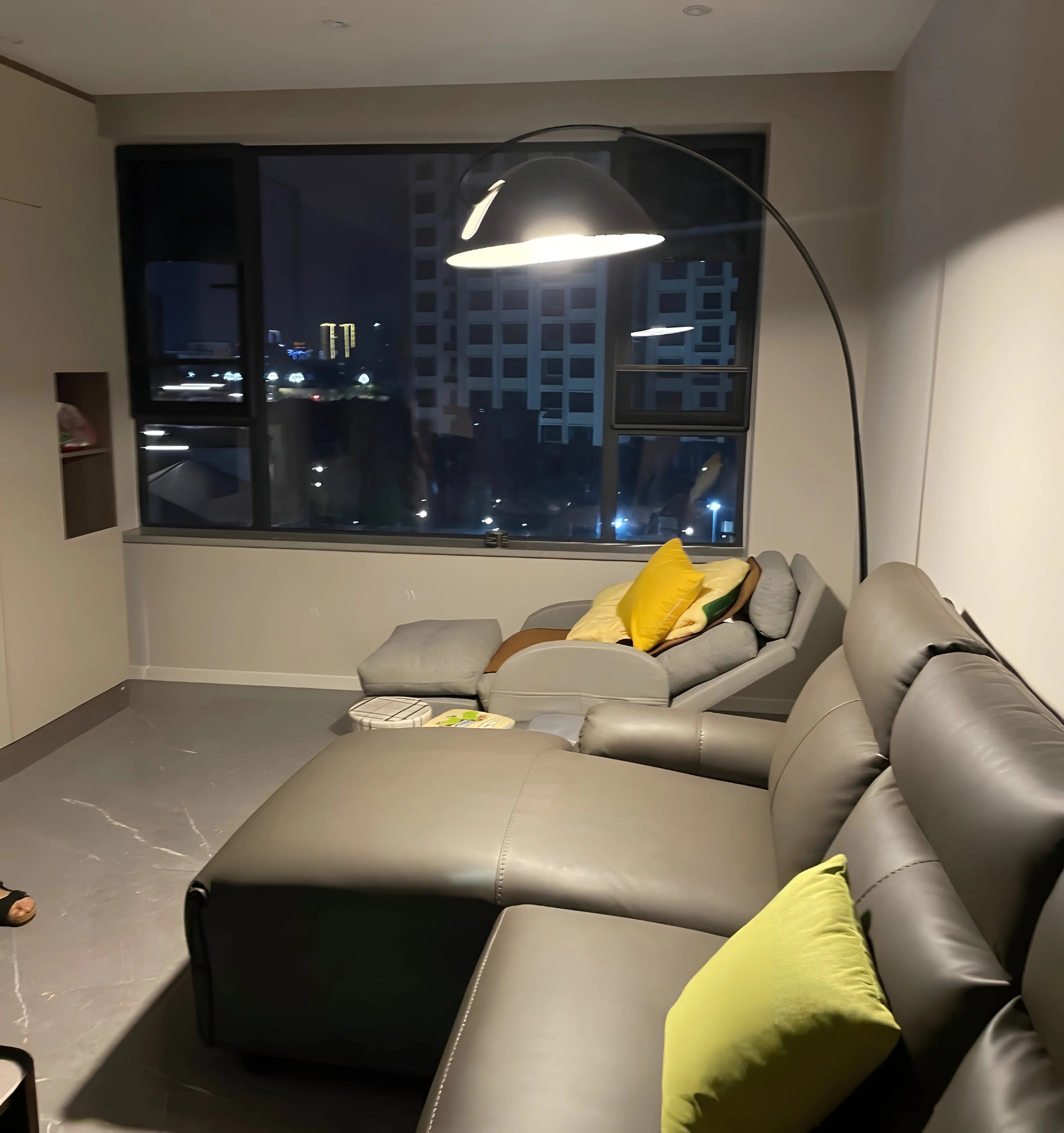 Verse Arc Floor Lamp - NexioPick