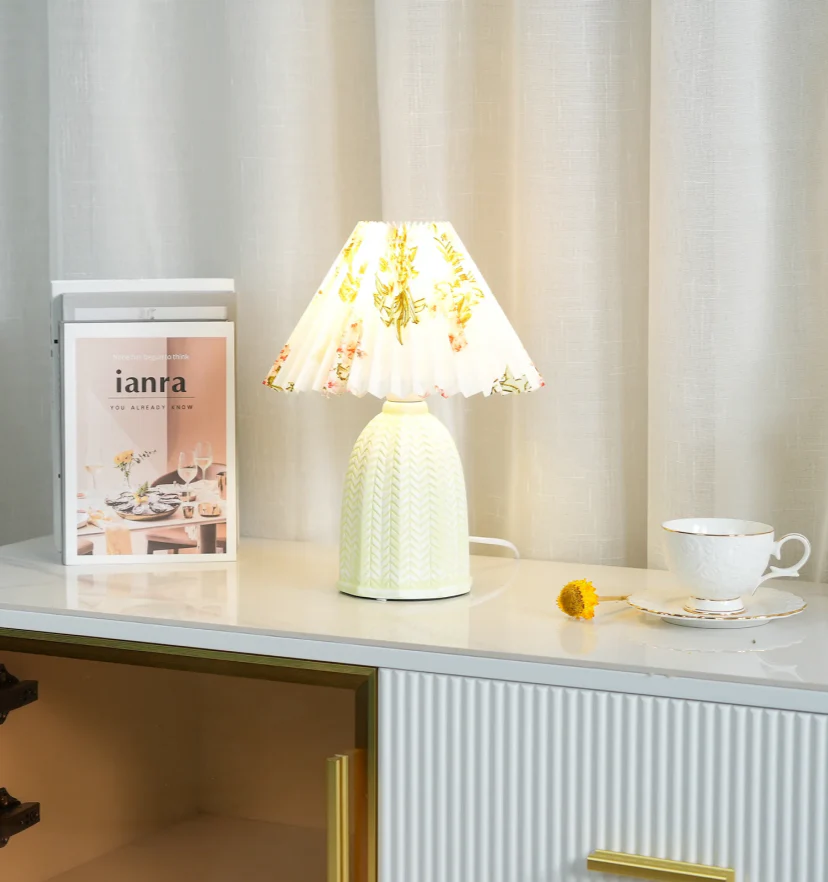 Vintage Pleated Table Lamp - NexioPick